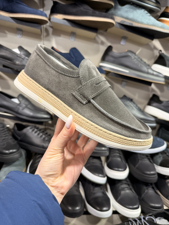 ღია ფერის მოკასინი