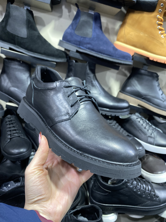 სადა – ტყავი, სწორი ძირი, მინიმალისტური ელეგანტურობა