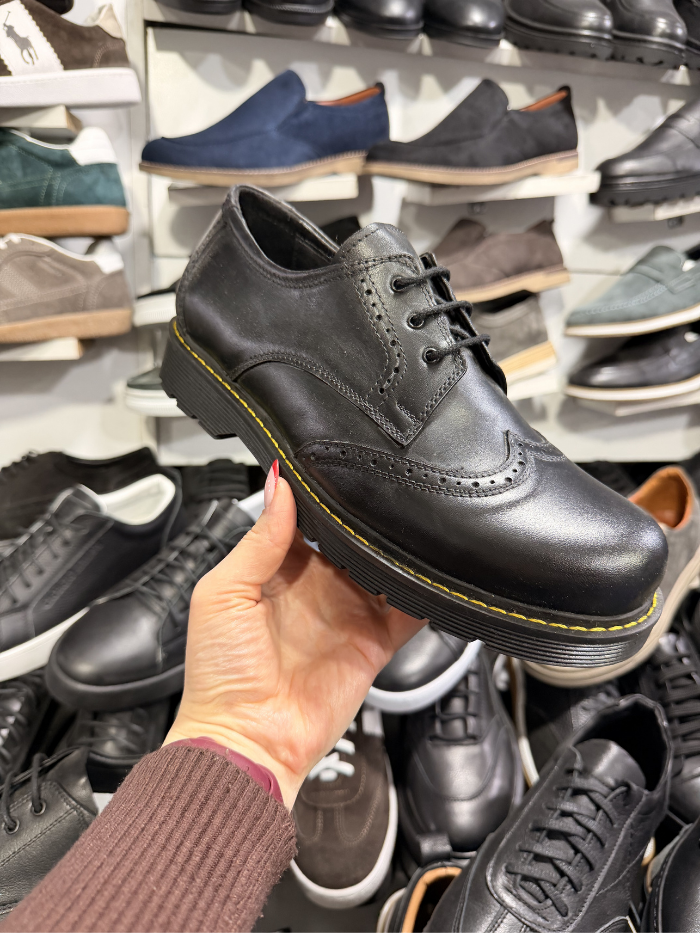 Dr. Martens ოქსფორდის მოდელის რეპლიკა,  მინიმალისტური  დეტალით