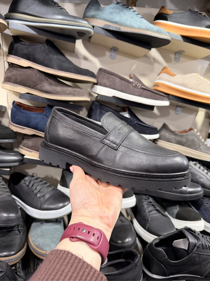 შავი ტყავის ლოფერი