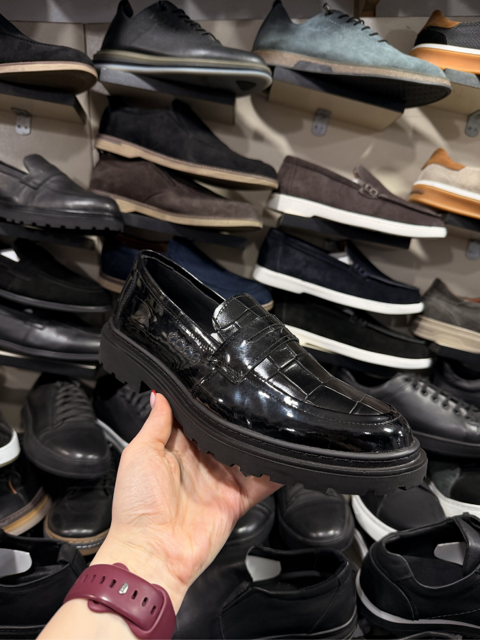 შავი ტყავის ლოფერი