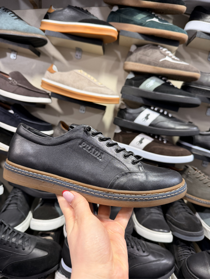 მამაკაცის შავი ტყავის ფეხსაცმელი ნაკერითა და ყავისფერი ძირით