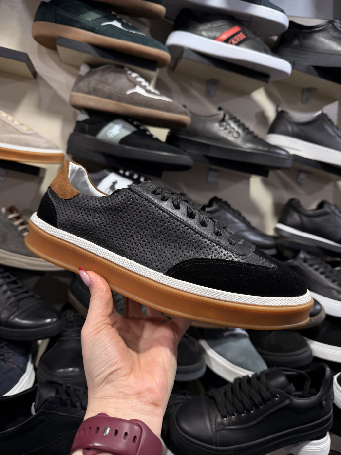 მამაკაცის შავი კედი ღია ყავისფერი ძირით