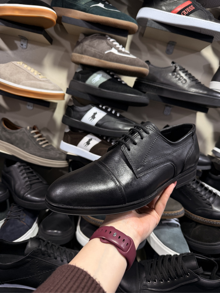 კლასიკური ტყავის ფეხსაცმელი წინ დეტალით