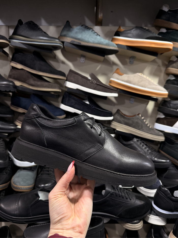 სადა – ტყავი, სწორი ძირი, მინიმალისტური ელეგანტურობა