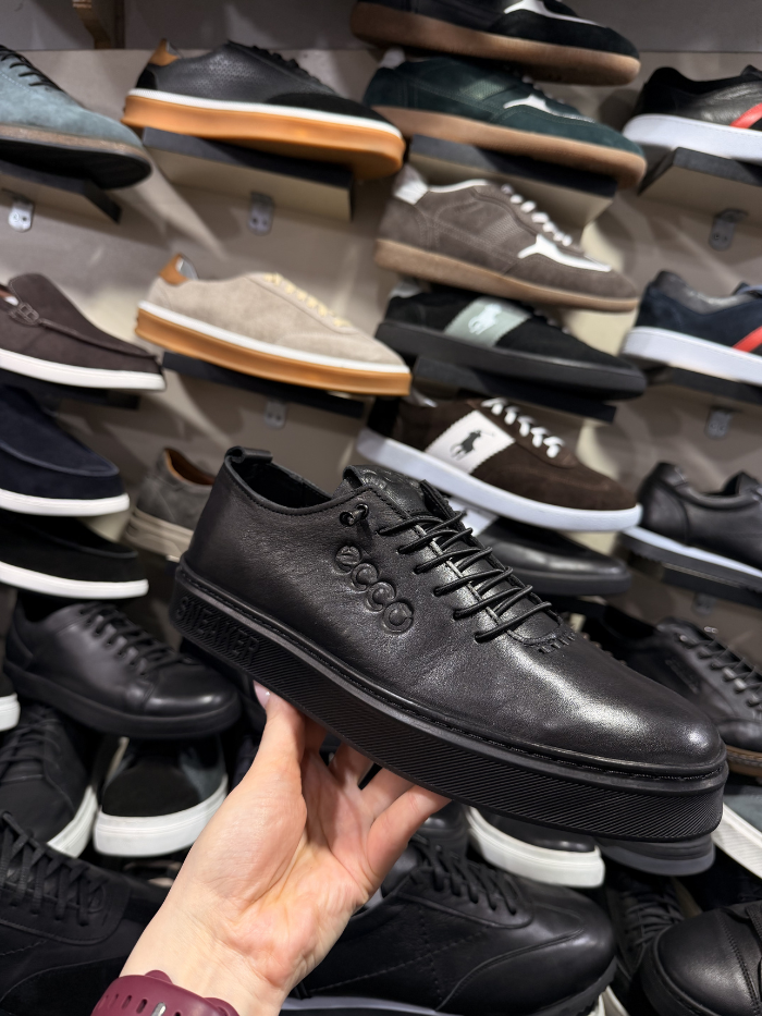 მამაკაცის შავი ტყავის კედი – კომფორტული და თანამედროვე სტილი.