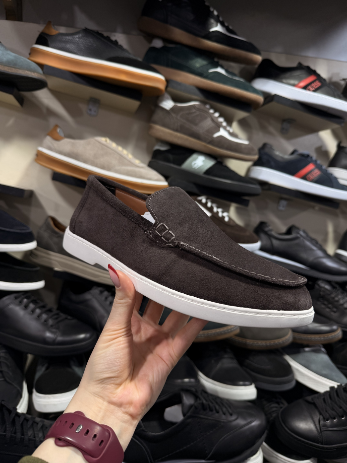 ყავისფერი ზამშის მოკასინი თეთრ ძირზე