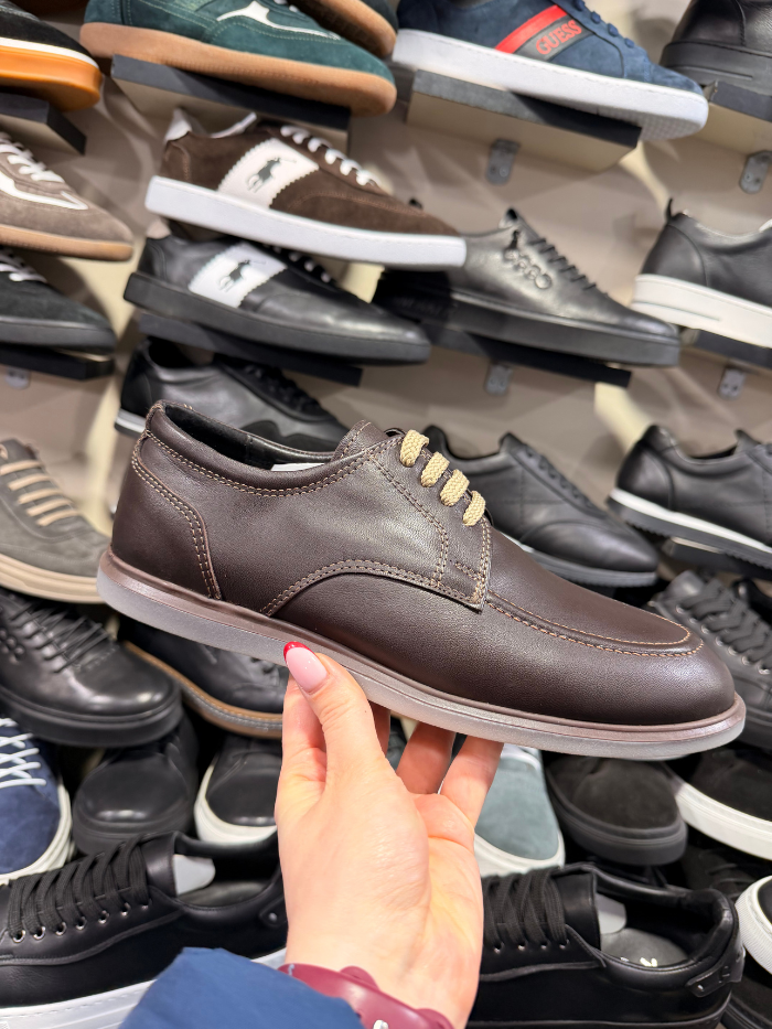 ყავისფერი ტყავის კლასიკური ფეხსაცმელი