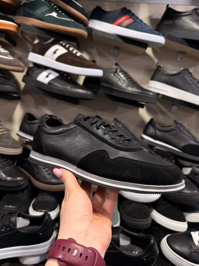 შავი ტყავის ფეხსაცმელი – ზამშის დეტალებით, თანამედროვე და ელეგანტური არჩევანი.