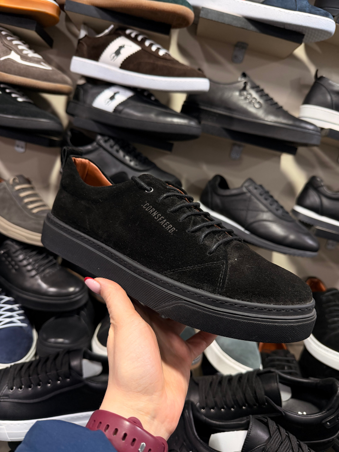 შავი, შავ ძირზე მოხარშული ტყავის ფეხსაცმელი