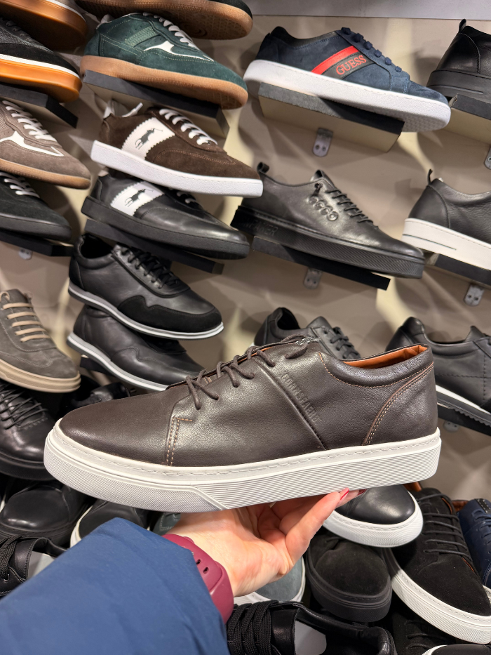 ყავისფერი ტყავის კედი თეთრი ძირით