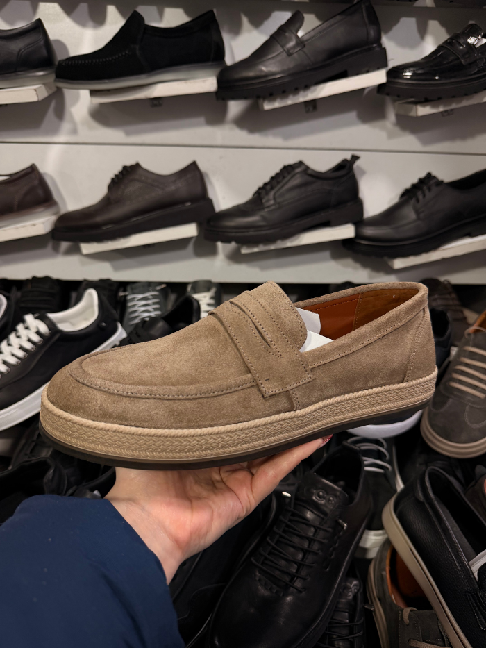 ღია ფერის ზამშის მოკასინი