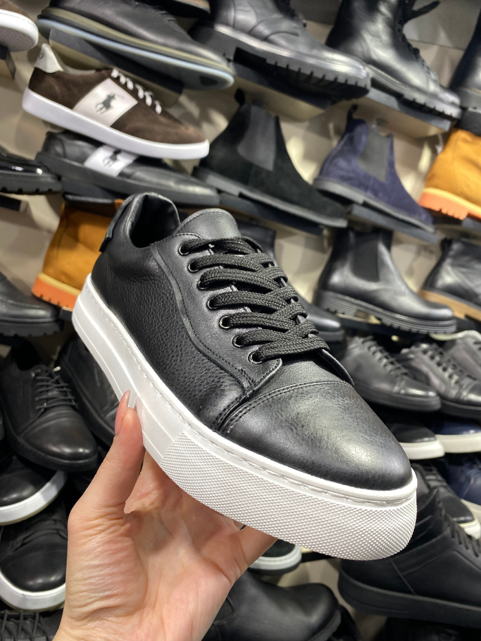 შავი ტყავის კედი თეთრი ძირით