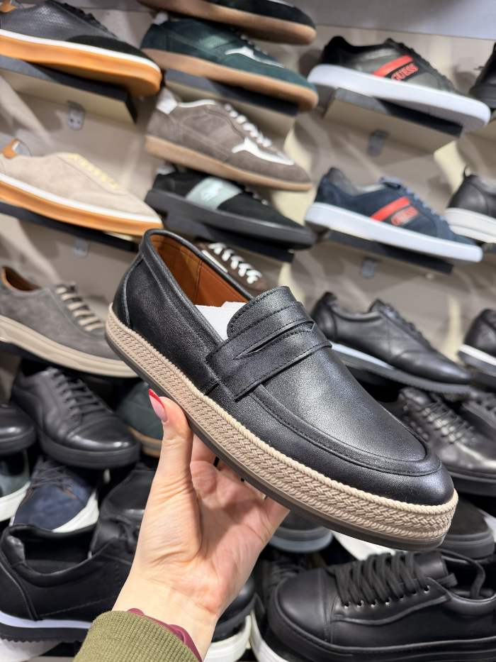 შავი ტყავის ლოფერი – კლასიკური და ელეგანტური მამაკაცის ფეხსაცმელი.