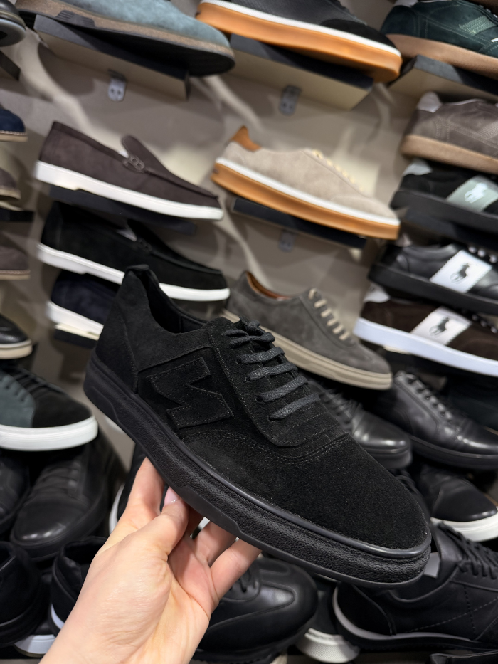 მამაკაცის შავი ზამშის კედები