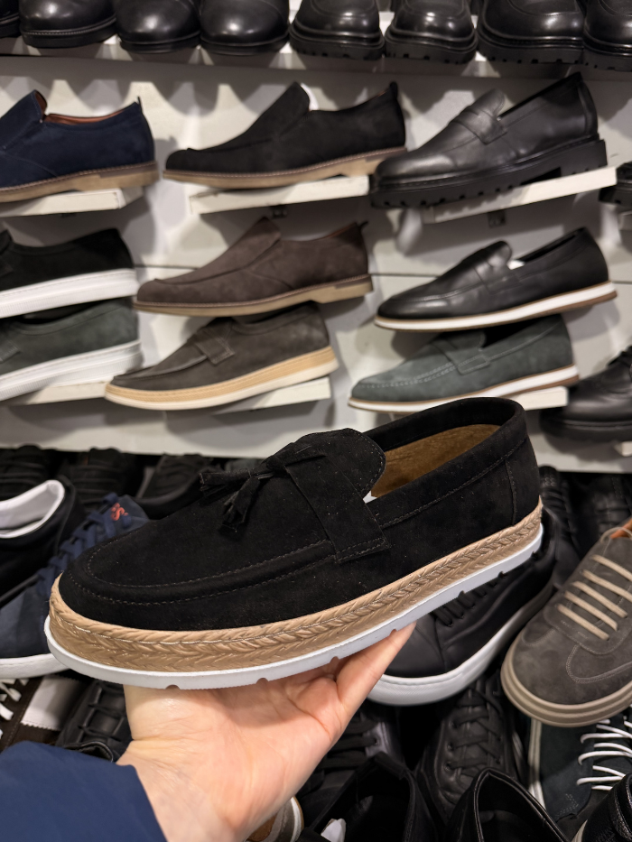 მამაკაცის შავი მოკასინი