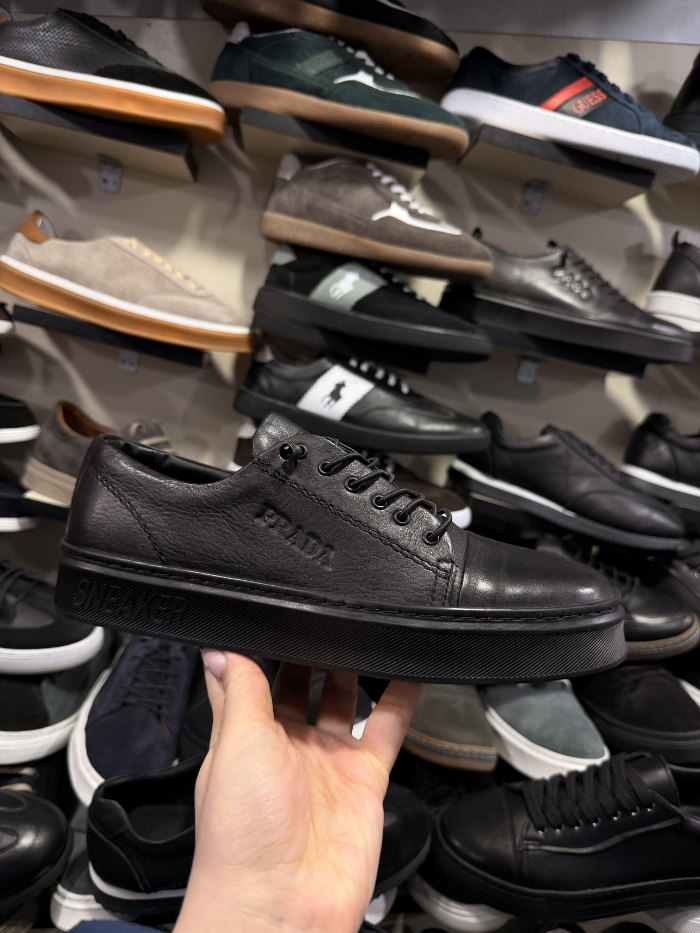 შავი ტყავის კედი მინიმალისტური დიზაინით