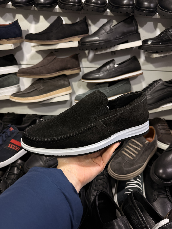 კლასიკური შავი მოკასინი