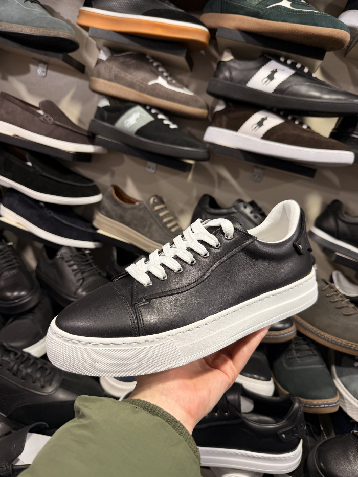 შავი ტყავის კედი თეთრი ძირით – თანამედროვე და ყოველდღიური სტილის იდეალური არჩევანი.